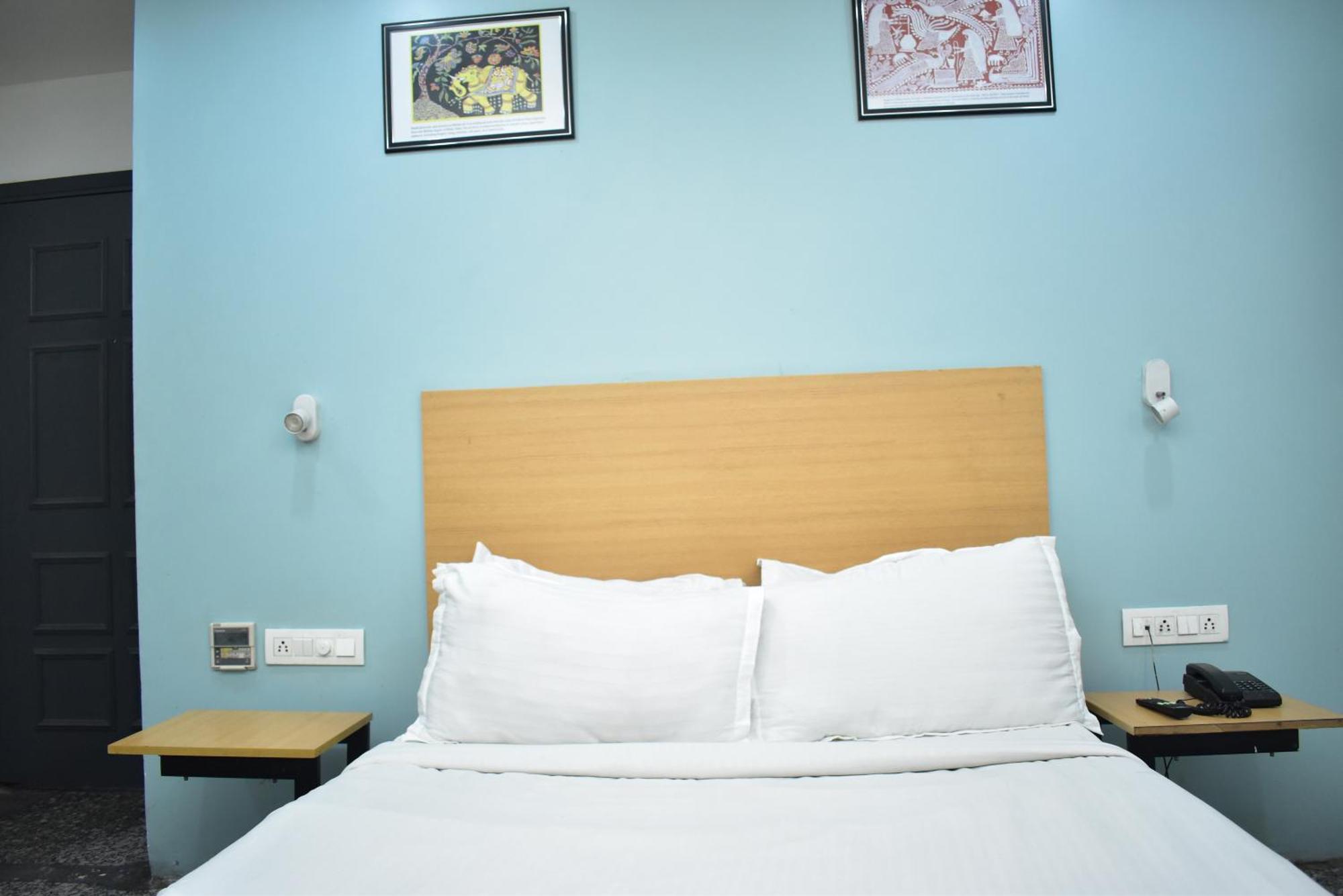 Hotel Golden Saffron By Qotel-Punjabi Bagh Nova Deli Exterior foto