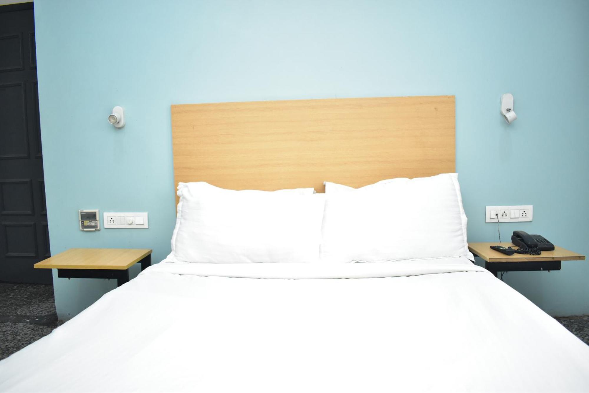 Hotel Golden Saffron By Qotel-Punjabi Bagh Nova Deli Exterior foto
