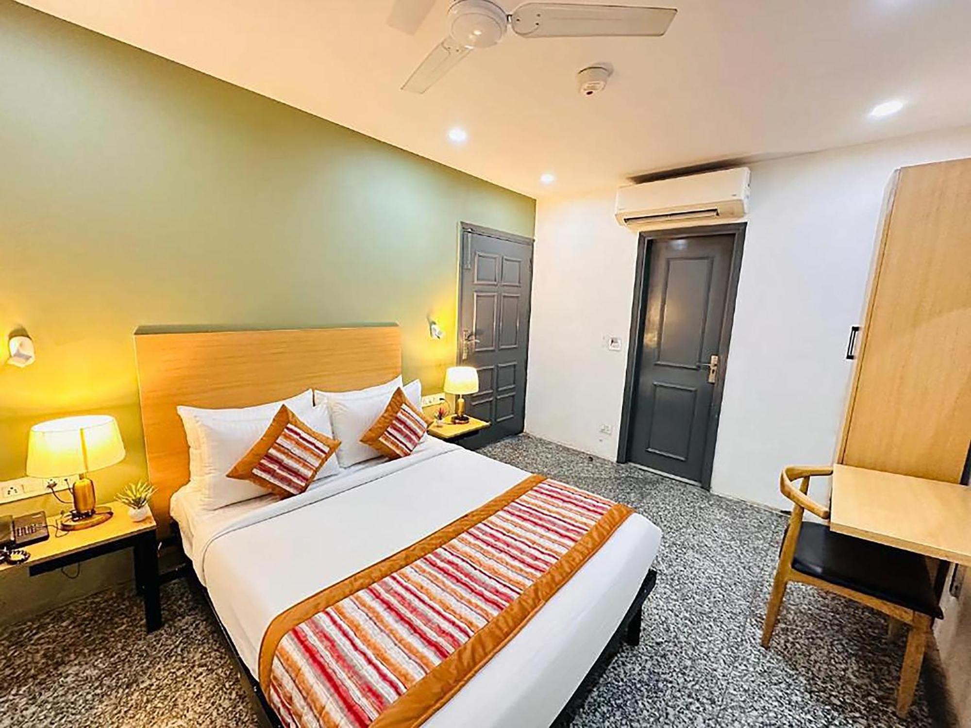 Hotel Golden Saffron By Qotel-Punjabi Bagh Nova Deli Exterior foto