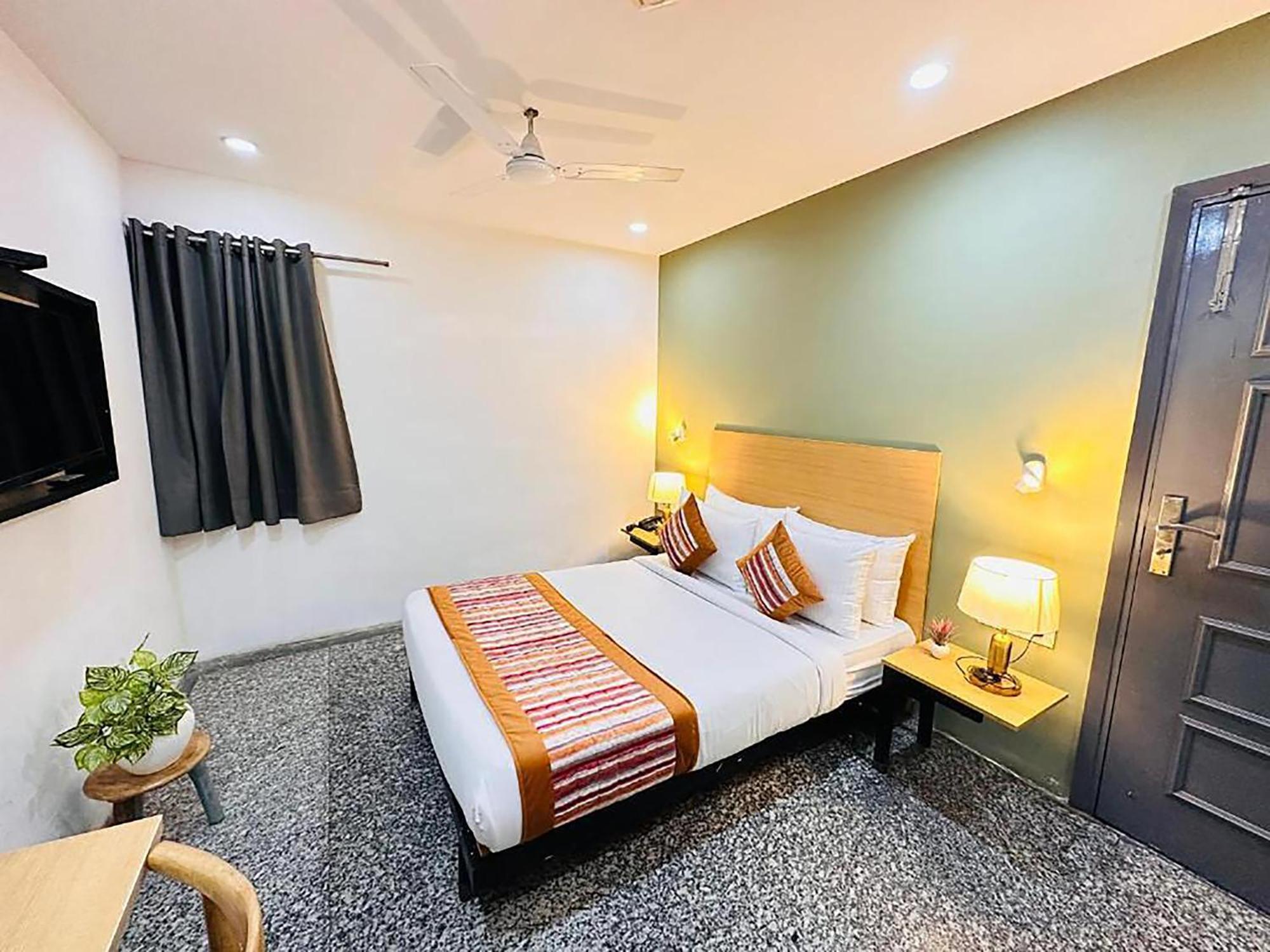 Hotel Golden Saffron By Qotel-Punjabi Bagh Nova Deli Exterior foto