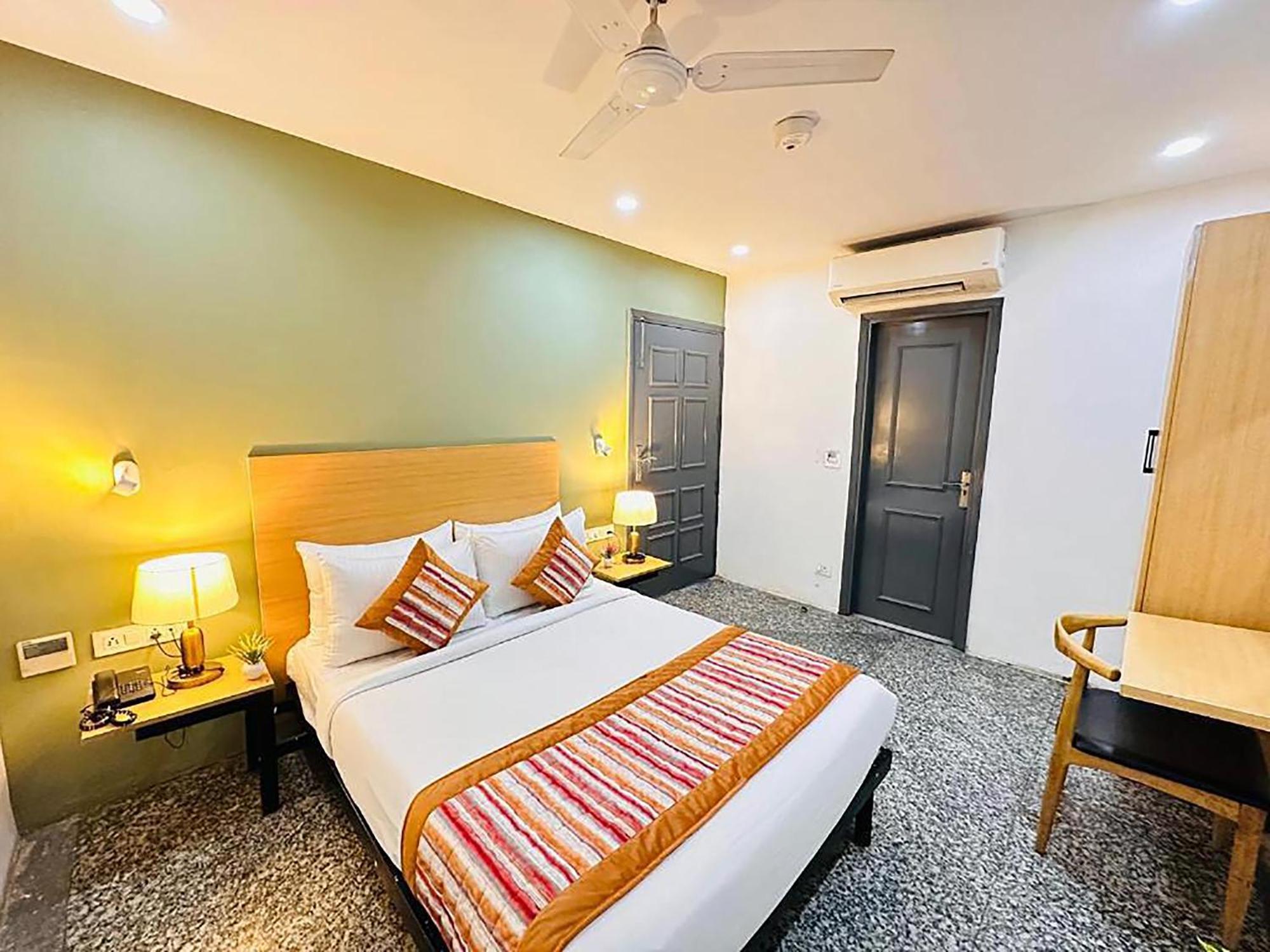 Hotel Golden Saffron By Qotel-Punjabi Bagh Nova Deli Exterior foto